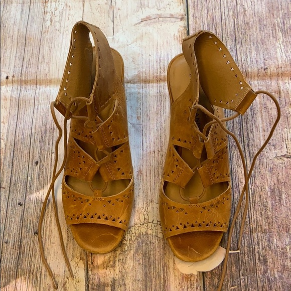 Lucky Brand Shoes - Lucky Brand Tafia Lace-Up Block Heel • Sz 10